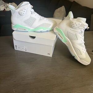 WOMENS JORDAN AIR JORDAN RETRO 6 'MINT FOAM' size 11
